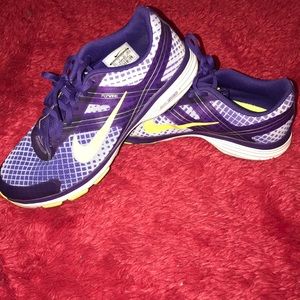 Nike Dual Fusion Flywire sneakers (GENTLY USED!)